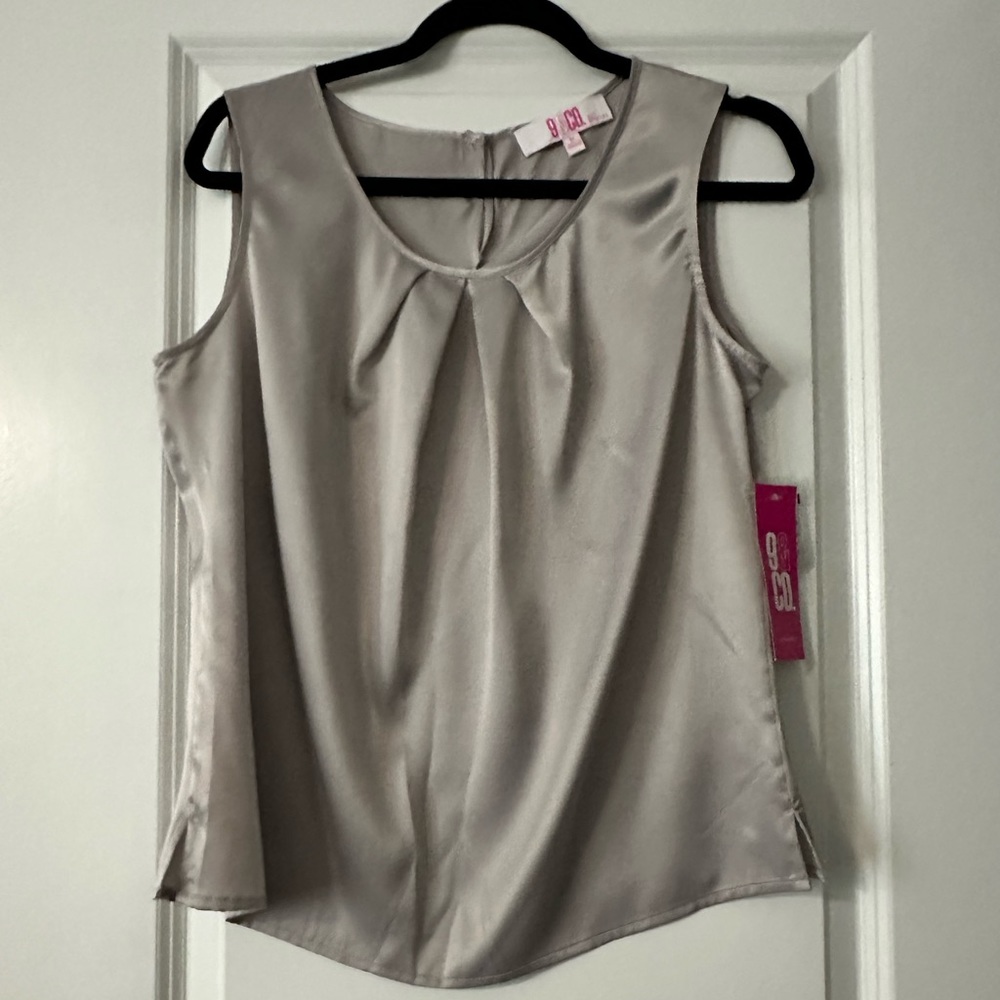 Women’s medium sleeveless blouse